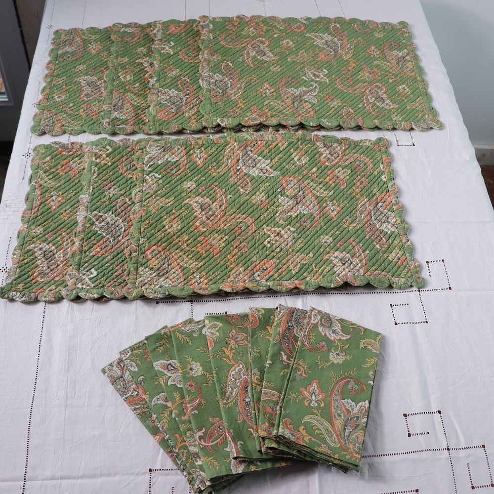 Williams Sonoma Green Paisley Set of 7 Placemats and Napkins